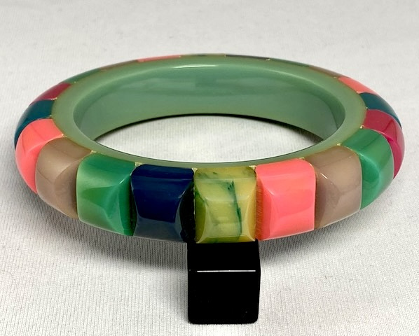 SZ78 Shultz chicklet bakelite bangle